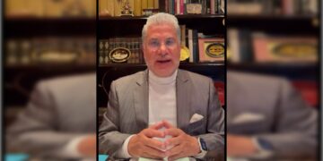 Senador suplente de Ricardo Monreal, ex secretario de Turismo de la CDMX y con una trayectoria política siempre muy cercana a la administración pública capitalina, Alejandro Rojas Díaz Durán se lanzó duro y directo contra el oficialismo, al anunciar este domingo a las 09:00 horas en redes sociales, su renuncia a Morena. FOTO: X / @rojasdiazduran