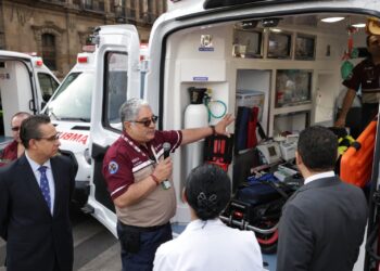 Con el propósito de reforzar el Sistema Público de Atención Prehospitalaria y mejorar la atención de urgencias médicas gratuitas de los capitalinos, el jefe de Gobierno, Martí Batres recibió 18 nuevas ambulancias por donación del Gobierno Federal, mediante la Administración del Patrimonio de la Beneficencia Pública. Foto: GCDMX