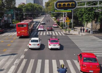 El gobierno de la Ciudad de México dio a conocer las tarifas que deberán pagar los propietarios de vehículos en la capital del país a partir del 1 de enero, respecto a la licencia de conducir, refrendo y tenencia de auto. FOTO: Secretaría de Movilidad