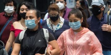 Cuando parecía que la fuerza del covid-19 había disminuido, el 11 de diciembre de 2023 se detectó en la Ciudad de México el primer caso en el país de su nueva variante: JN-1, conocida como pirola.  Las opiniones se dividen sobre la magnitud de su riesgo: algunos no la consideran de gravedad; otros, que sí es de cuidado. Foto: Especial