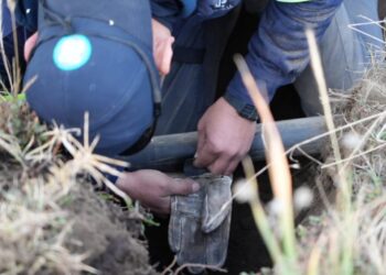Con el fin de identificar y clausurar una toma de agua clandestina, este miércoles fueron aseguradas tres pipas con capacidad de 10 mil litros cada una, utilizadas para la distribución ilegal del recurso, y una pipa más de 20 mil litros destinada a la extracción continua y almacenamiento del vital líquido, así lo dio a conocer el jefe de Gobierno, Martí Batres, en conferencia de prensa.   Foto: GCDMX