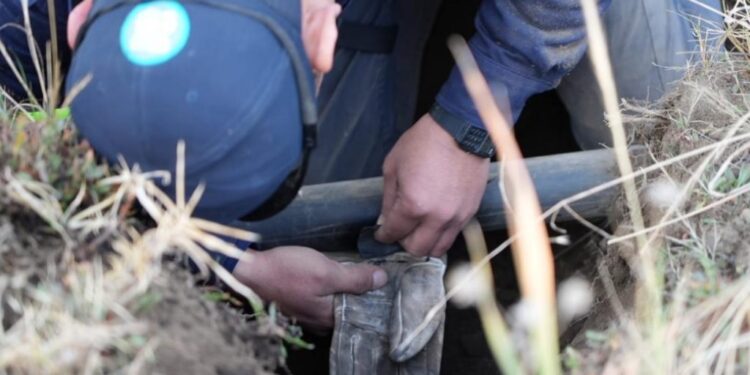 Con el fin de identificar y clausurar una toma de agua clandestina, este miércoles fueron aseguradas tres pipas con capacidad de 10 mil litros cada una, utilizadas para la distribución ilegal del recurso, y una pipa más de 20 mil litros destinada a la extracción continua y almacenamiento del vital líquido, así lo dio a conocer el jefe de Gobierno, Martí Batres, en conferencia de prensa. Foto: GCDMX