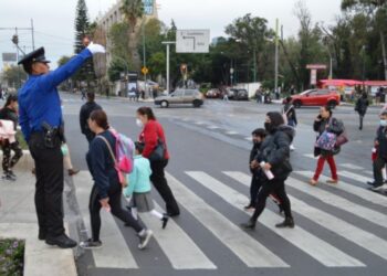 Con motivo del retorno a las aulas, el jefe de Gobierno Martí Batres, informó que se implementará un dispositivo especial de prevención a partir de las 6:00 horas de este lunes 8 de enero, en el que participarán 14 mil 588 efectivos de la Secretaría de Seguridad Ciudadana (SSC) en zonas escolares de las 16 alcaldías, como parte del operativo “Regreso a Clases”. FOTO: GCDMX
