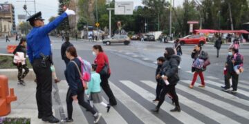 Con motivo del retorno a las aulas, el jefe de Gobierno Martí Batres, informó que se implementará un dispositivo especial de prevención a partir de las 6:00 horas de este lunes 8 de enero, en el que participarán 14 mil 588 efectivos de la Secretaría de Seguridad Ciudadana (SSC) en zonas escolares de las 16 alcaldías, como parte del operativo “Regreso a Clases”. FOTO: GCDMX