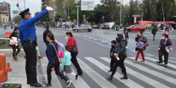Con motivo del retorno a las aulas, el jefe de Gobierno Martí Batres, informó que se implementará un dispositivo especial de prevención a partir de las 6:00 horas de este lunes 8 de enero, en el que participarán 14 mil 588 efectivos de la Secretaría de Seguridad Ciudadana (SSC) en zonas escolares de las 16 alcaldías, como parte del operativo “Regreso a Clases”. FOTO: GCDMX
