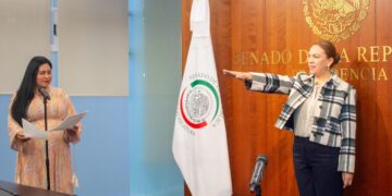 La presidenta de la Mesa Directiva, Ana Lilia Rivera Rivera, le tomó la protesta de ley, para asumir el cargo de senadora de la República, a María Isabel Rodríguez Jiménez, quien es suplente de la senadora con licencia Sasil de León Villard. FOTO: Especial