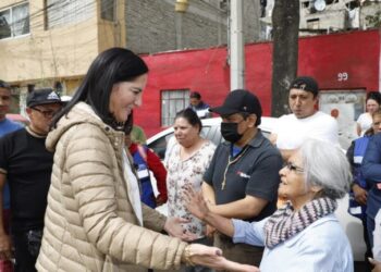 En Álvaro Obregón vecinos y autoridad entregan enseres domésticos a afectados por las obras del Tren Interurbano