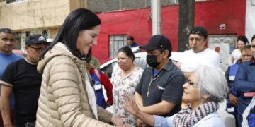 En Álvaro Obregón vecinos y autoridad entregan enseres domésticos a afectados por las obras del Tren Interurbano