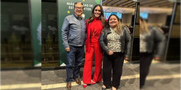 Después de registrarse formalmente en las oficinas priistas como candidata única del PRI, PAN y PRD para la alcaldía Cuauhtémoc, una de las primeras acciones de Alessandra Rojo de la Vega fue enfocarse en hacer trabajo territorial para sumar esfuerzos y apoyo social para competir con éxito en el proceso electoral del próximo 2 de junio. FOTO: Especial