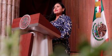 Durante la ceremonia por el 107 Aniversario de la Promulgación de la Constitución Política de 1917, la presidenta del Senado de la República, Ana Lilia Rivera Rivera, afirmó que en este sexenio se detuvo el deterioro y desmantelamiento del Estado mexicano, y que el parlamento está más vivo que nunca. FOTO: Senado