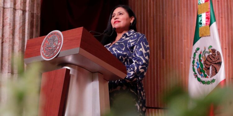 Durante la ceremonia por el 107 Aniversario de la Promulgación de la Constitución Política de 1917, la presidenta del Senado de la República, Ana Lilia Rivera Rivera, afirmó que en este sexenio se detuvo el deterioro y desmantelamiento del Estado mexicano, y que el parlamento está más vivo que nunca. FOTO: Senado