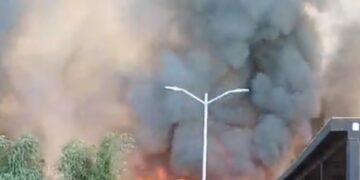 El domingo que hubo un terrible incendio forestal en Cuemanco, en la zona donde convergen las Alcaldías Xochimilco e Iztapalapa, brilló por su ausencia el jefe de Gobierno, Martí Batres. FOTO: RRSS