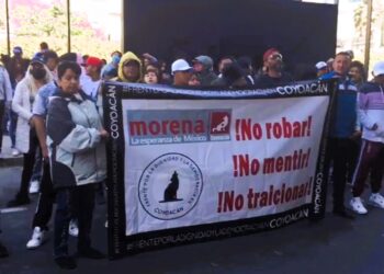 Por vez primera en lo que va de la contienda interna de Morena para las candidaturas a las Alcaldías, un grupo de inconformes se plantó enfrente de la sede del partido en la Ciudad de México para exigir que el presidente, Sebastián Ramírez los recibiera. FOTOS: CDMX Magacín