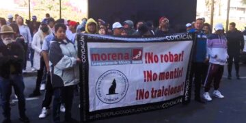 Por vez primera en lo que va de la contienda interna de Morena para las candidaturas a las Alcaldías, un grupo de inconformes se plantó enfrente de la sede del partido en la Ciudad de México para exigir que el presidente, Sebastián Ramírez los recibiera. FOTOS: CDMX Magacín