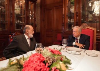 Ni de cara a la entonces jefa de Gobierno, Claudia Sheinbaum, y mucho menos ante el presidente Andrés Manuel López Obrador, el empresario Carlos Slim se atrevió a mentir, a propósito de la tragedia en la Línea 12 del Metro, ocurrida el 3 de mayo de 2021, que dejó como saldo 27 muertos –no 26 como se ha dicho–, pues el gobierno capitalino intentó ocultar el fallecimiento de un menor de edad por el desplome. FOTO: Archivo Presidencia