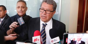 El coordinador de Morena en el Senado, Ricardo Monreal Ávila, consideró que el reportaje publicado en el periódico estadounidense, The New York Times, es basura reciclada, guerra sucia y mediática que intenta minar al presidente Andrés Manuel López Obrador en su autoridad, y que tiene que ver con las elecciones en ambos países. FOTO: Especial