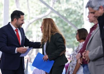 El jefe de Gobierno, Martí Batres hizo entrega de mil licencias-credenciales a personas trabajadoras no asalariadas de la Ciudad de México, cuyo objetivo es otorgarles identidad formal, certeza jurídica y reconocimiento a sus derechos como parte del conglomerado económico de la capital.