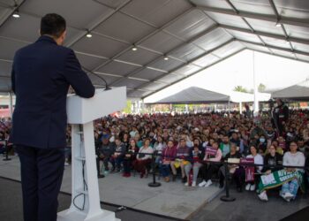 Con el objetivo de apoyar a las escuelas en el mantenimiento y mejora de infraestructura e instalaciones, el jefe de Gobierno, Martí Batres, entregó recursos a mil 401 planteles de educación básica, de un total de 2 mil 731, como parte del programa “La Escuela es Nuestra-Mejor Escuela”. FOTO: GCMX