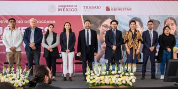 En la celebración del quinto aniversario del programa Jóvenes Construyendo el Futuro, el titular de la Secretaría del Trabajo y Previsión Social (STPS), Marath Bolaños López, informó que durante este periodo se han sumado 2 millones 950 mil jóvenes beneficiados, lo que supera la meta inicial de 2.3 millones. Con ello, se gana una generación que contribuirá a la construcción de un México más justo y equitativo, destacó. Foto: GCDMX