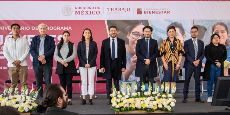 En la celebración del quinto aniversario del programa Jóvenes Construyendo el Futuro, el titular de la Secretaría del Trabajo y Previsión Social (STPS), Marath Bolaños López, informó que durante este periodo se han sumado 2 millones 950 mil jóvenes beneficiados, lo que supera la meta inicial de 2.3 millones. Con ello, se gana una generación que contribuirá a la construcción de un México más justo y equitativo, destacó. Foto: GCDMX