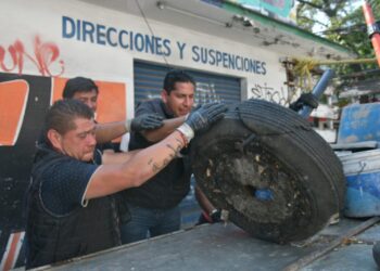 En respuesta a las constantes quejas de los vecinos respecto a obstáculos en la vía pública, debido al apartado indebido de lugares de estacionamiento, la Alcaldía de Azcapotzalco llevó a cabo un operativo en tres colonias, logrando el retiro de más de dos toneladas de Bienes mostrencos. FOTO: Especial