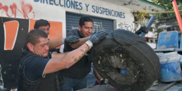 En respuesta a las constantes quejas de los vecinos respecto a obstáculos en la vía pública, debido al apartado indebido de lugares de estacionamiento, la Alcaldía de Azcapotzalco llevó a cabo un operativo en tres colonias, logrando el retiro de más de dos toneladas de Bienes mostrencos. FOTO: Especial