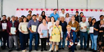 Berenice Hernández Calderón brinda certidumbre jurídica a locatarios y comerciantes de los 18 mercados públicos de la demarcación. FOTOS: Especial