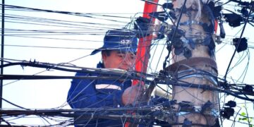 Continúa Alcaldía Coyoacán retiro de cable en desuso