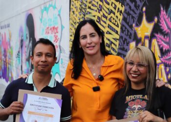 ÁO rinde homenaje con mural a mujeres víctimas de la violencia