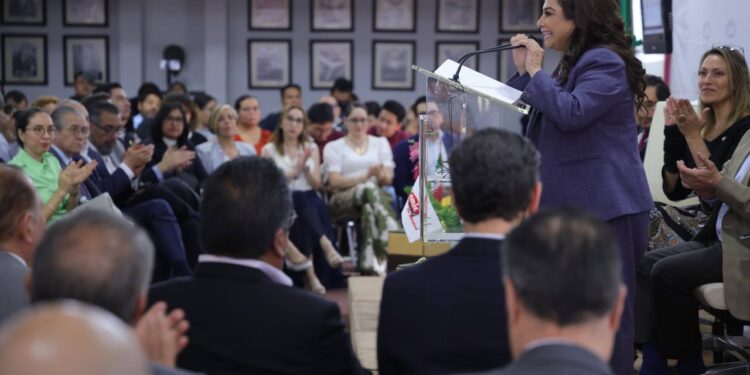 La candidata a la jefatura de Gobierno por la coalición “Sigamos haciendo historia”, Clara Brugada, dijo ante integrantes de la Cámara Mexicana de la Industria de la Construcción (CMIC), que, de ser la mandataria de la capital del país, pretende romper record en la inversión pública. FOTO: Campaña Brugada
