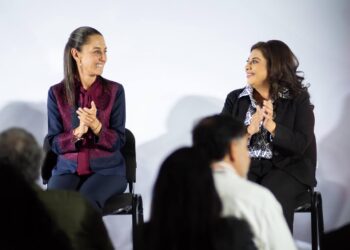 Mientras tanto, la candidata a la Jefatura de Gobierno, Clara Brugada, ha subordinado su campaña a la de Claudia Sheinbaum, y esto se corroboró luego de que este lunes fuera marginada durante la presentación del programa “República Sana”. FOTO: Campaña Brugada