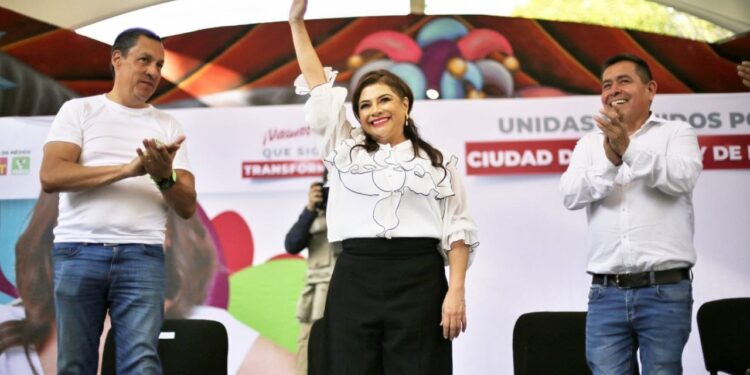 Clara Brugada, candidata de Morena a la Jefatura de Gobierno, negó que su equipo esté detrás de la destrucción y el retiro de propaganda de su contrincante Santiago Taboada. FOTO: Campaña Brugada