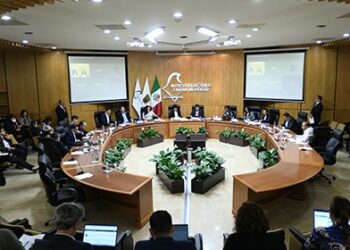 En un arranque que las encuestas indican hay un empate técnico entre la candidata de Morena, Clara Brugada, y de la oposición, Santiago Taboada, ocurrirá el primer debate por la Jefatura de Gobierno, organizado por el Instituto Electoral de la Ciudad de México (IECM), el próximo domingo 17 de marzo, a las 20:00 horas.