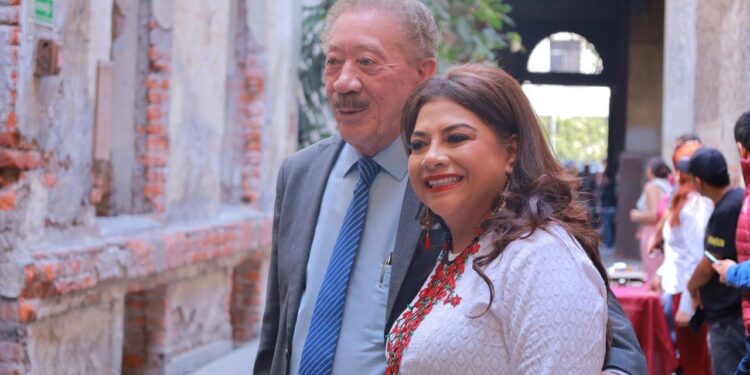 “Que no quede duda, la red de funcionarios y legisladores panistas que extorsionan a empresarios, a constructores y autorizan obras ilegales, será erradicada”, afirmó la candidata oficial, Clara Brugada. Foto: Campaña Clara Brugada