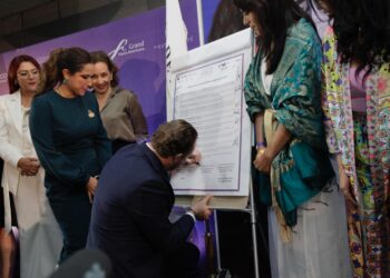 A propósito de la cercana conmemoración del Día Internacional de la Mujer, Santiago Taboada, candidato a la Jefatura de Gobierno por la coalición “Va X la Ciudad de México”, firmó los compromisos de la Agenda Mujeres 2024-2030, cuyo objetivo es presentar propuestas en materia de género que contribuyan a cerrar la brecha de la desigualdad. Foto: Campaña Santiago Taboada