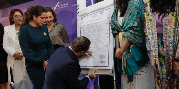 A propósito de la cercana conmemoración del Día Internacional de la Mujer, Santiago Taboada, candidato a la Jefatura de Gobierno por la coalición “Va X la Ciudad de México”, firmó los compromisos de la Agenda Mujeres 2024-2030, cuyo objetivo es presentar propuestas en materia de género que contribuyan a cerrar la brecha de la desigualdad. Foto: Campaña Santiago Taboada