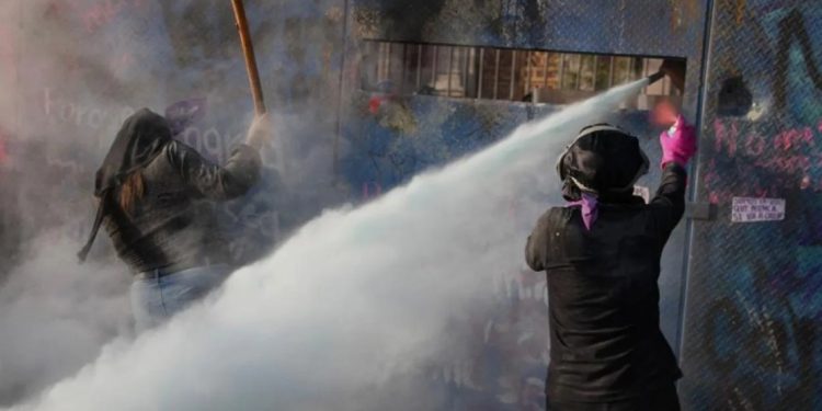 En el Congreso de la Ciudad de México, desde la máxima tribuna, exigieron a Clara Brugada la destitución de su directora general de Comunicación Social en el Gobierno de la Ciudad de México, Ana María Lomelí. FOTO: Especial