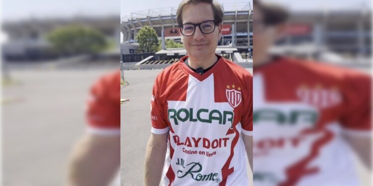 Ahora que Salomón Chertorivski dice que “una de sus grandes propuestas” (‘sic’) si gana la Jefatura de Gobierno es traerse de vuelta al Necaxa al Estadio Azteca, de verdad hay que creerle que lo hace de todo corazón, como fan de ese equipo. ¿Quién podría pensar que Chertorivski busca atraer votos con ese equipo? FOTO: Video Chertorivski