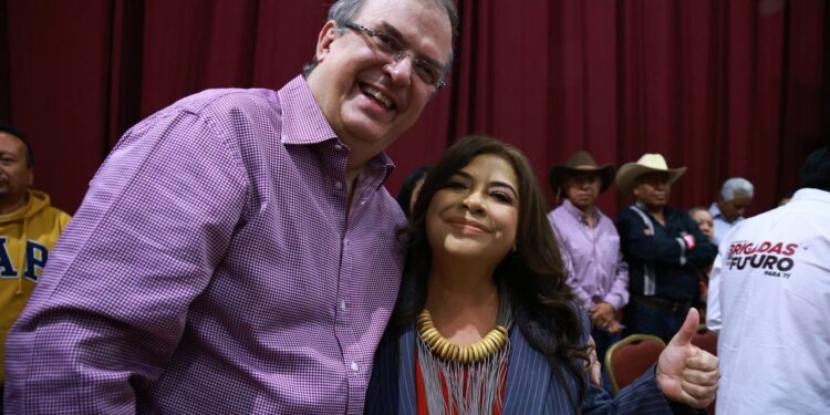 En un arranque de campaña difícil por la polémica que se armó el viernes sobre si hubo un rechazo o no de parte de Claudia Sheinbaum hacia Clara Brugada, ésta buscó el respaldo de Marcelo Ebrard, a quien conoce desde que empezaba a laborar con Manuel Camacho Solís.