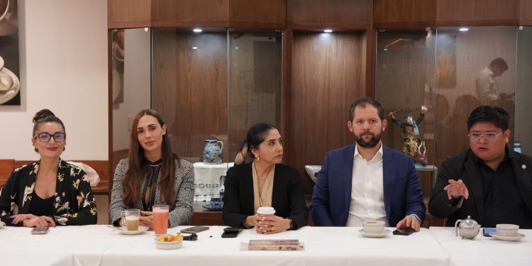 Cuatro diputados federales por la CDMX y la senadora Alejandra Barrales, ex presidenta de la ALDF y candidata a la Jefatura de Gobierno en 2018 de la alianza PAN, PRD y Movimiento Ciudadano (MC) han iniciado una estrategia con la que pretenden conquistar a los electores de la Ciudad de México. FOTO: Especial