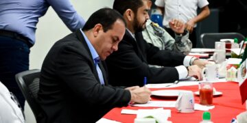 Bien valdría la pena que Cuauhtémoc Blanco se asesorara con Miguel Ángel Mancera y Manuel Velasco para que le enseñaran a hacer la 'manceriña' y la 'velasquiña' para darle la vuelta a la Ley y que sea electo diputado sin tener que separarse en definitiva del cargo de gobernador de Morelos. FOTO: Gobierno Morelos / Archivo