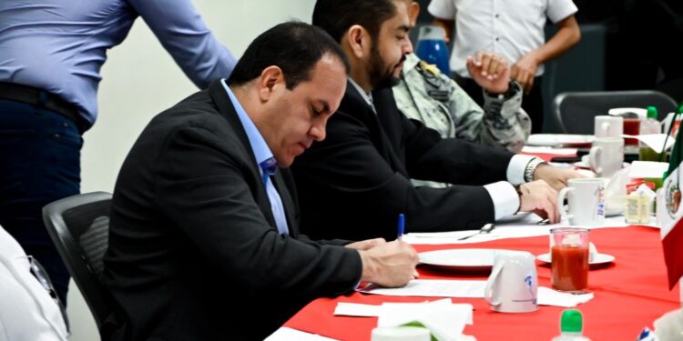 Bien valdría la pena que Cuauhtémoc Blanco se asesorara con Miguel Ángel Mancera y Manuel Velasco para que le enseñaran a hacer la 'manceriña' y la 'velasquiña' para darle la vuelta a la Ley y que sea electo diputado sin tener que separarse en definitiva del cargo de gobernador de Morelos. FOTO: Gobierno Morelos / Archivo