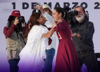 Si en el 2021, cuando Morena y el presidente Andrés Manuel López Obrador estaban en el cenit de su poder, la alianza entre el PAN, PRI y PRD le ganó al partido oficial por más de 100 mil votos en la CDMX, hoy en el ocaso de la 4T y la mayor división de la izquierda capitalina en su historia reciente, las expectativas de triunfo de Clara Brugada se desvanecen. FOTO: Brugada y Morena