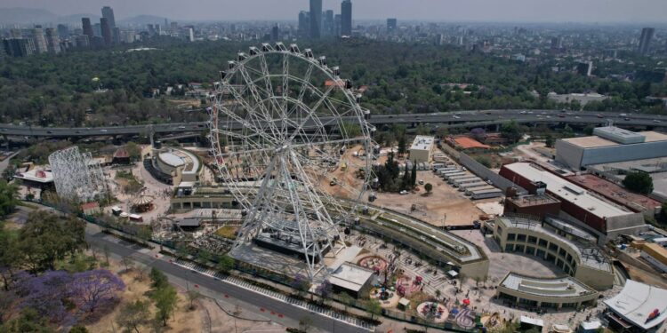 Aunque el jefe de Gobierno diga lo contrario, en los hechos el Parque Aztlán que inauguró la semana pasada es elitista y de alcance imposible para la mayoría de la población, pues una visita podría costar cuando menos 800 pesos por persona, cuando antes la Feria de Chapultepec costaba 400 pesos. FOTO: GCDMX