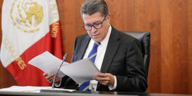 El coordinador parlamentario de Morena, Ricardo Monreal, invitó a quienes estén interesados a que envíen sus comentarios y propuestas para enriquecer la iniciativa que promueve para expedir la Ley de Sistemas de Inteligencia Artificial. FOTO: Senado