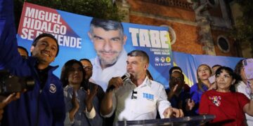 Acompañado de vecinas y vecinos, el candidato de Miguel Hidalgo por la alianza Va Por la CDMX, Mauricio Tabe, llamó a la defensa de la alcaldía y a rescatar al país de lo que llamó el 'Sexenio de la Muerte'. FOTOS: Especial