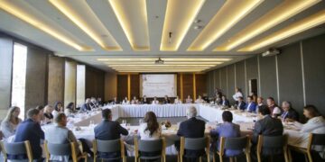 Ante líderes de las principales cámaras empresariales, Clara Brugada, candidata de Morena a la Jefatura de Gobierno, destacó lo que llama “Chilango Moment” que vive la capital y expuso su proyecto para continuar impulsando el crecimiento económico con prosperidad compartida. FOTO: Especial