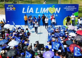 A Lía Limón se le salieron las lágrimas cuando mencionó su nombre y le agradeció que estuviera presente en su primer mitin de campaña: Hortensia Luna, la hija de Leonel Luna, acaecido en un accidente de tránsito en marzo de 2021. FOTOS: Especial
