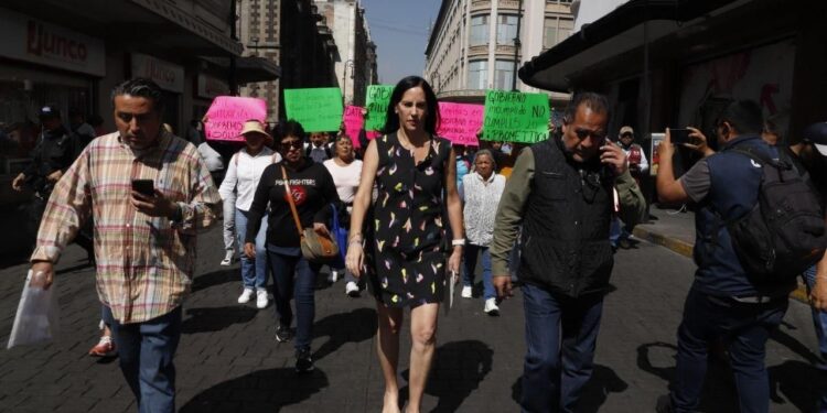 Acompañada por un grupo de vecinos afectados por las obras de ampliación de la Línea 12, la alcaldesa de Álvaro Obregón, Lía Limón, exigió al jefe de Gobierno, Martí Batres, que se firmen los acuerdos con los pobladores de 13 colonias dañadas en la demarcación. Foto: Alcaldía ÁO
