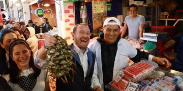 Por otro lado, en La Nueva Viga la falta de agua es recurrente “prácticamente con todos los locatarios que saludamos, con todas las personas que aquí trabajan, el problema es el agua y más la necesidad que tienen aquí por ser productos perecederos”, dijo Santiago Taboada, candidato a el candidato de la coalición “Va X La Ciudad de México”. FOTO: Campaña Brugada